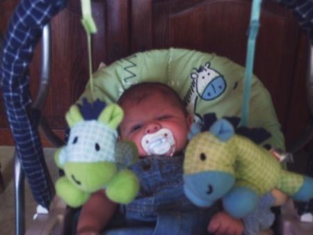 nathan dans sa chaise